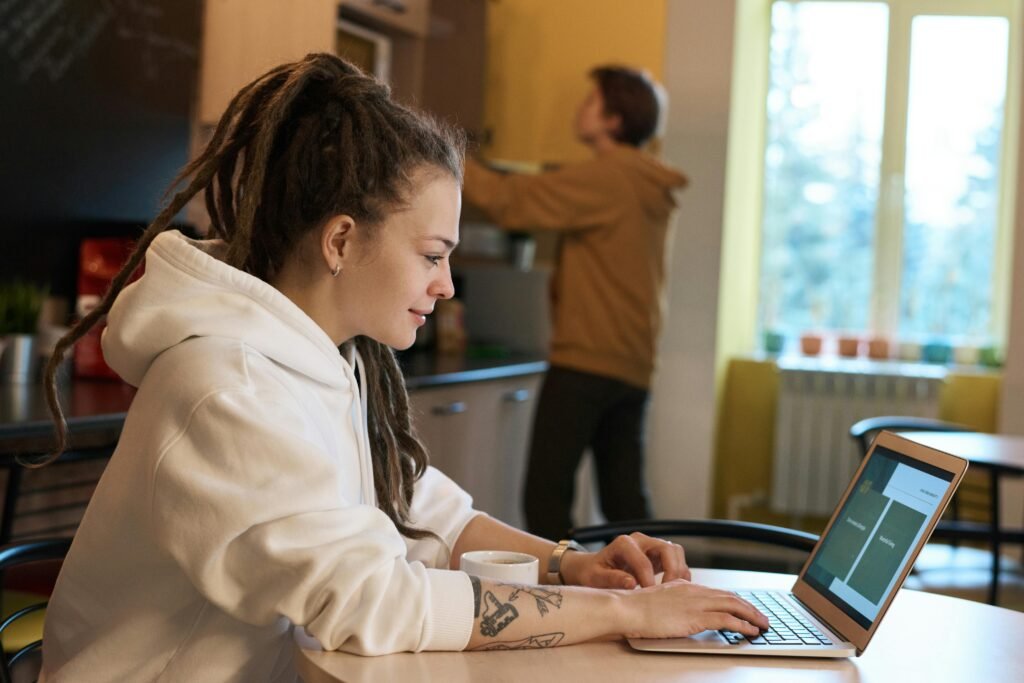 girl doing part time job from home