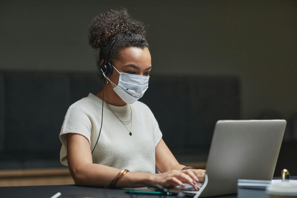 customer service girl open with laptop