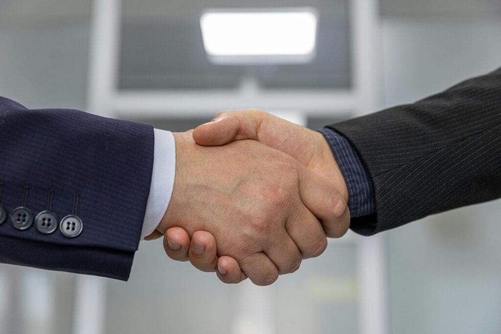tow person shaking hand